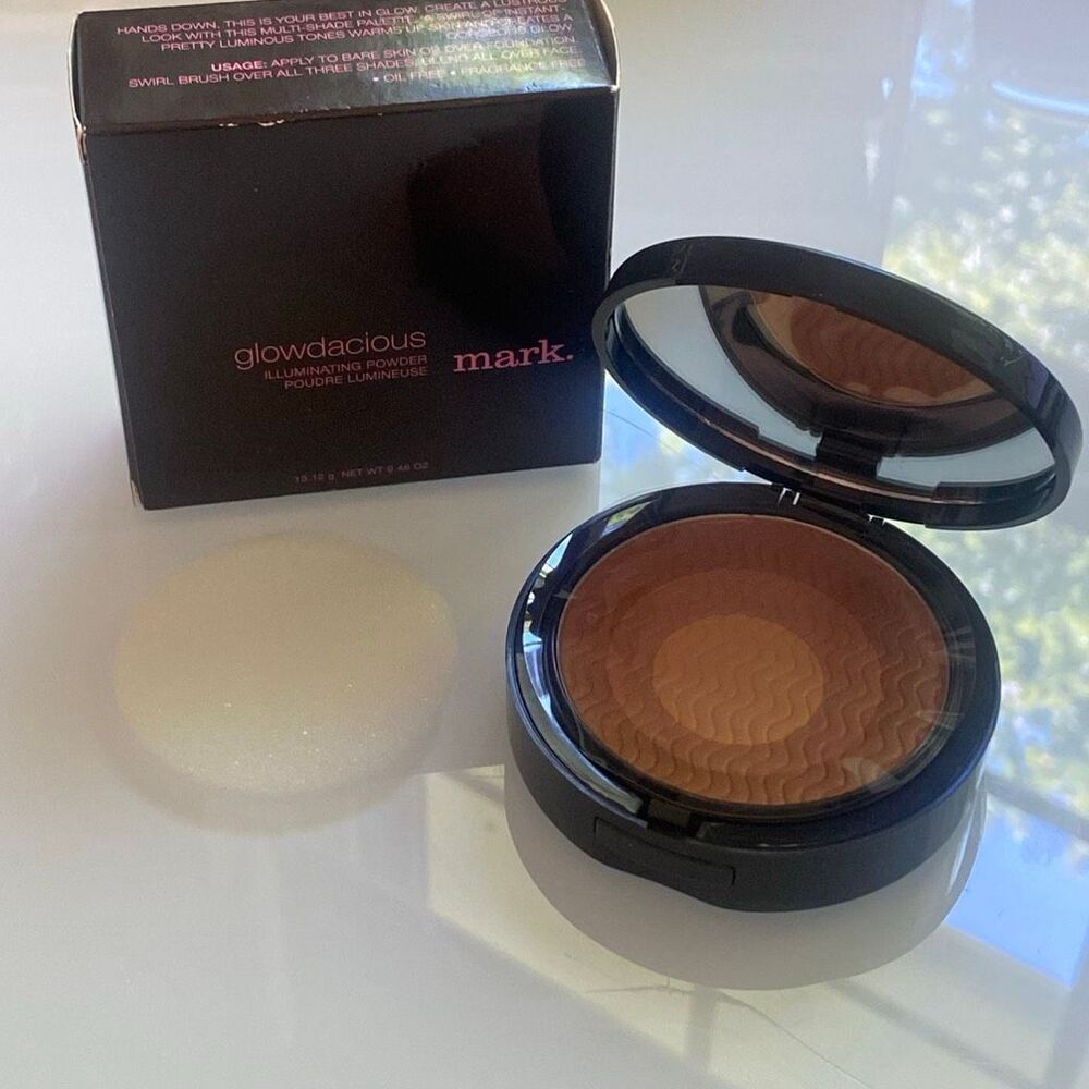 AVON Mark Glowdacious Illuminating Powder Highlighter for Face (SHIMMED UP) - NE